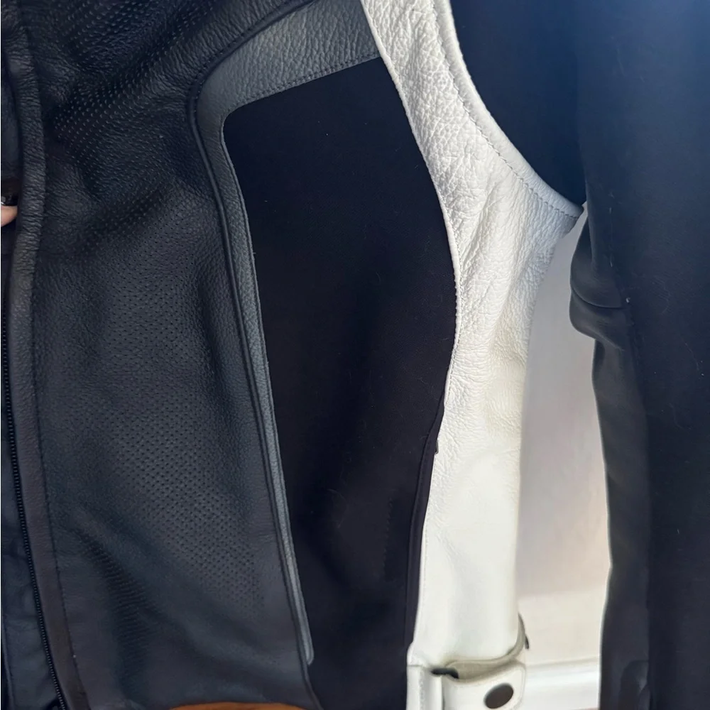 Dainese Black and White Leather Jacket G. Pelle Lady D1 jacket like new 42 Small - Picture 6 of 15